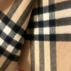 Burberry Check Cashmere Scarf 100% AUTHENTIC!
NEVER WORN!